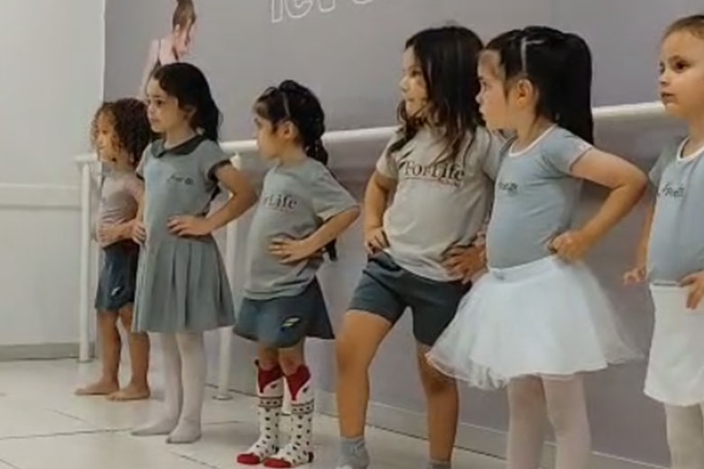 Vídeo de crianças fazendo aula de dança em escola cristã bilíngue